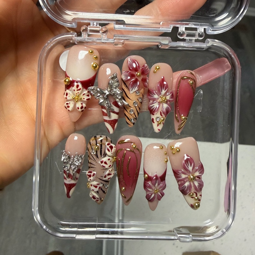 Elegant Floral Press On Nail Art Set